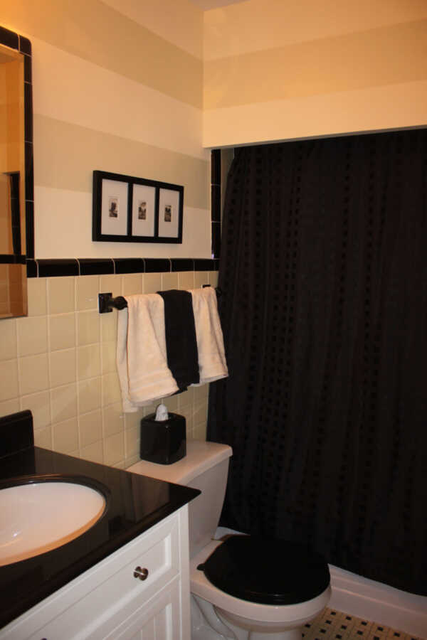 Matching Wide Horizontal Stripes to Tiles in Bathroom