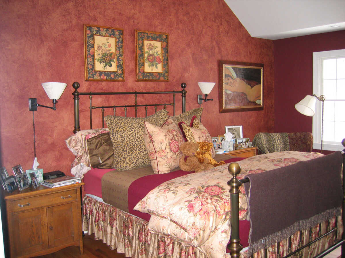 Red Accent Wall in Bedroom