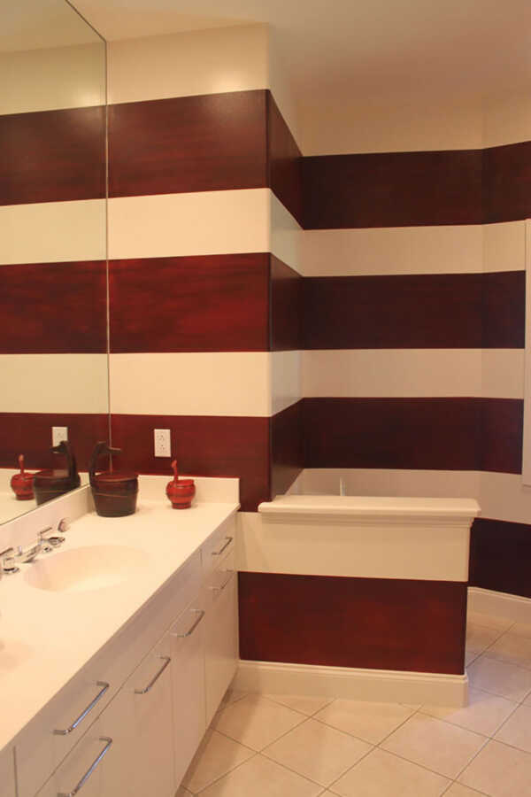 Using Wide Horizontal Stripes in Bathroom